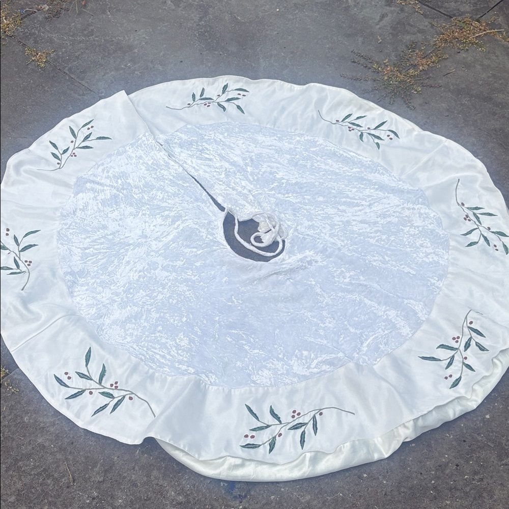 White Velvet Holly Tree Skirt